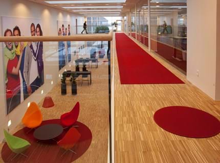 Røde filttæpper lagt på trægulv